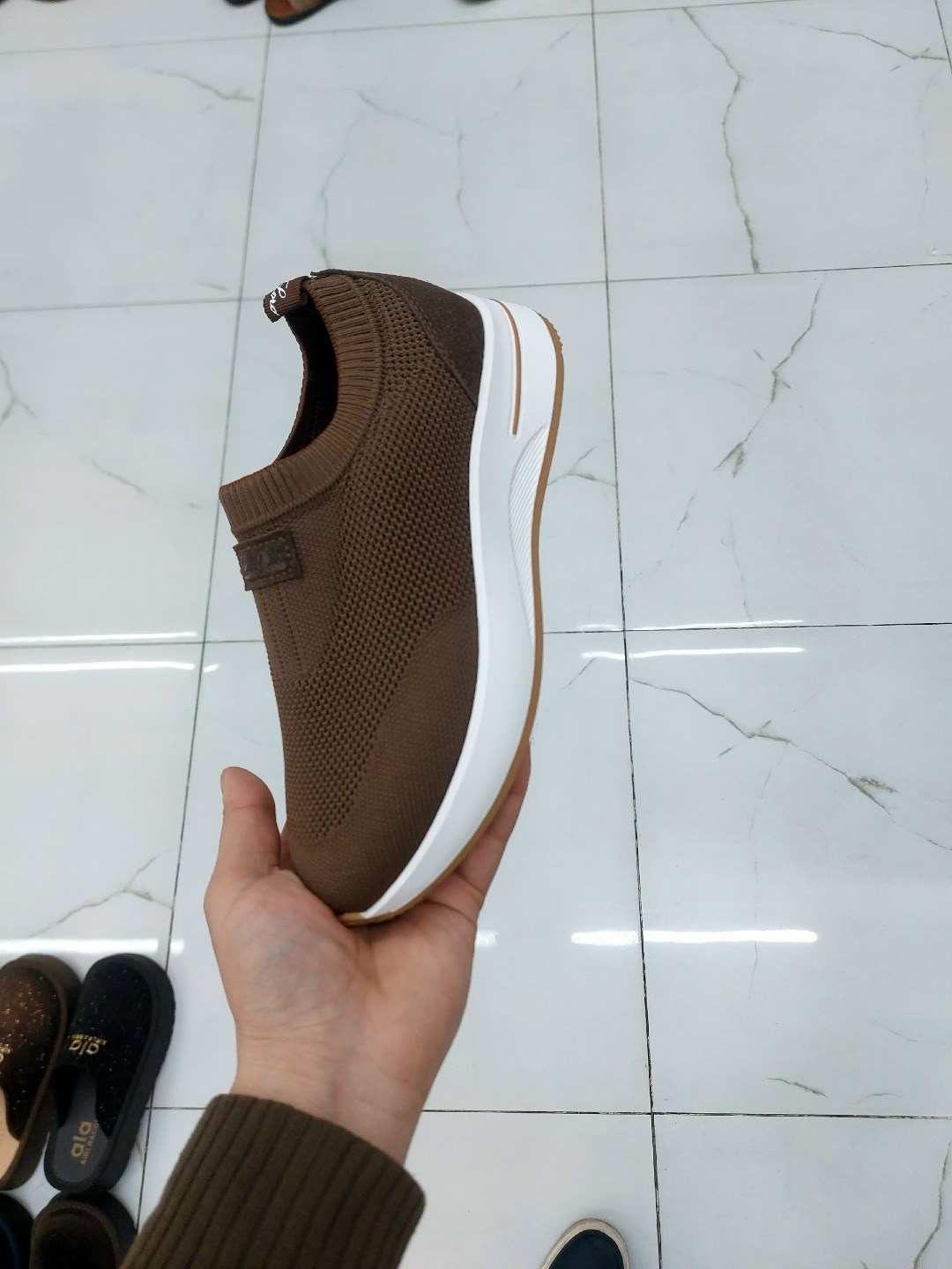 ,женские кроссовки,повседневные кроссовки,кроссовки женские коричневые,стильные кроссовки