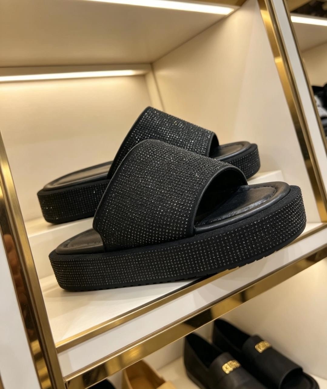 шлепанцы женские,шлепанцы со стразами,,модные шлепанцы,модные тапочки