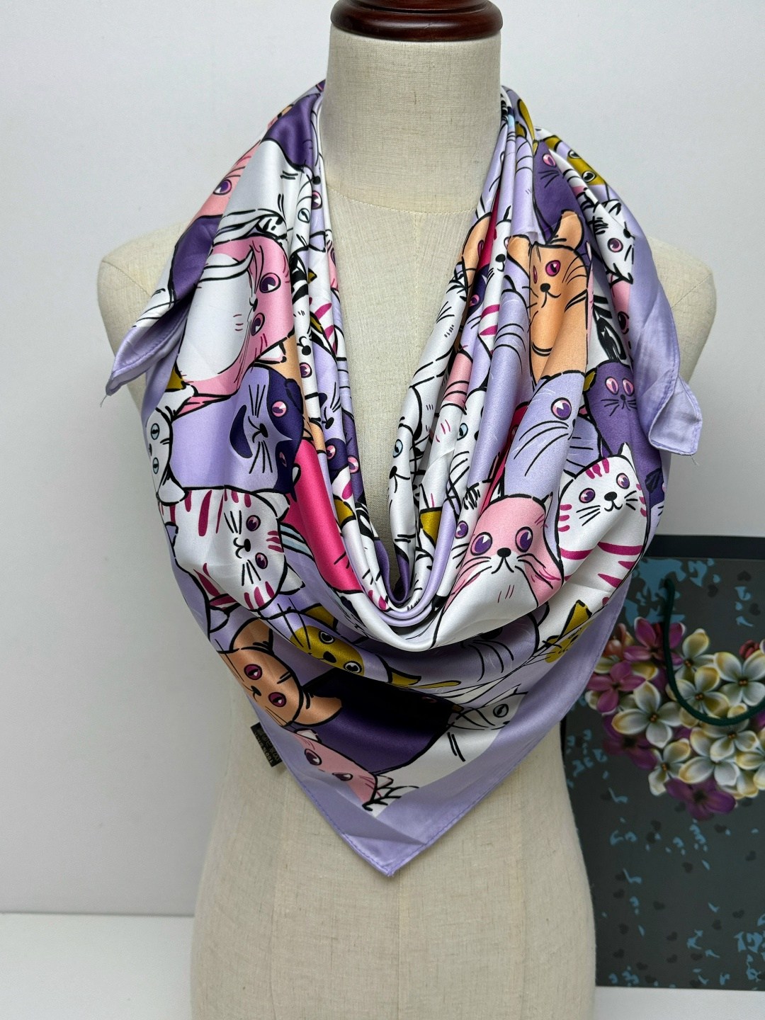 шелковый платок,шарфы и платки,платок шелковый с кошками,платок шелк котики,шарф женские