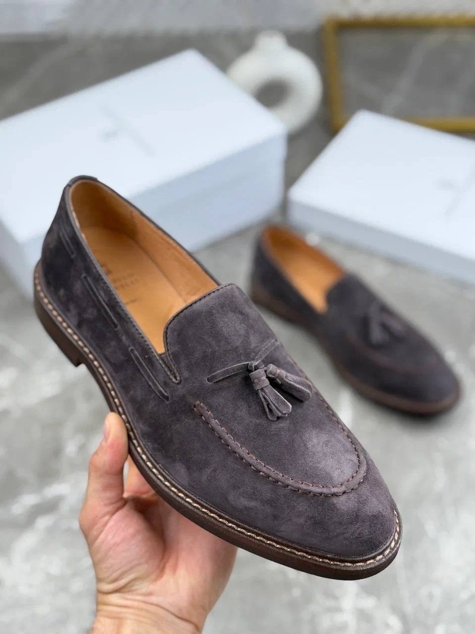 лоферы brunello cucinelli кисточки замшевые,замшевые лоферы brunello cucinelli,мужские замшевые лоферы с кисточкой brunello cucinelli темно-коричневые с прострочкой на подошве,лоферы мужские замшевые