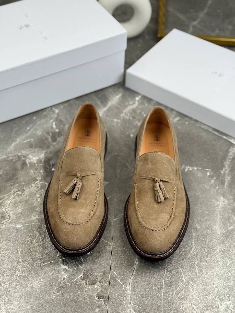 замшевые лоферы brunello cucinelli,замшевые лоферы с кисточками brunello cucinelli,лоферы мужские brunello cucinelli,мужские замшевые лоферы с кисточкой brunello cucinelli коричневые с прострочкой на