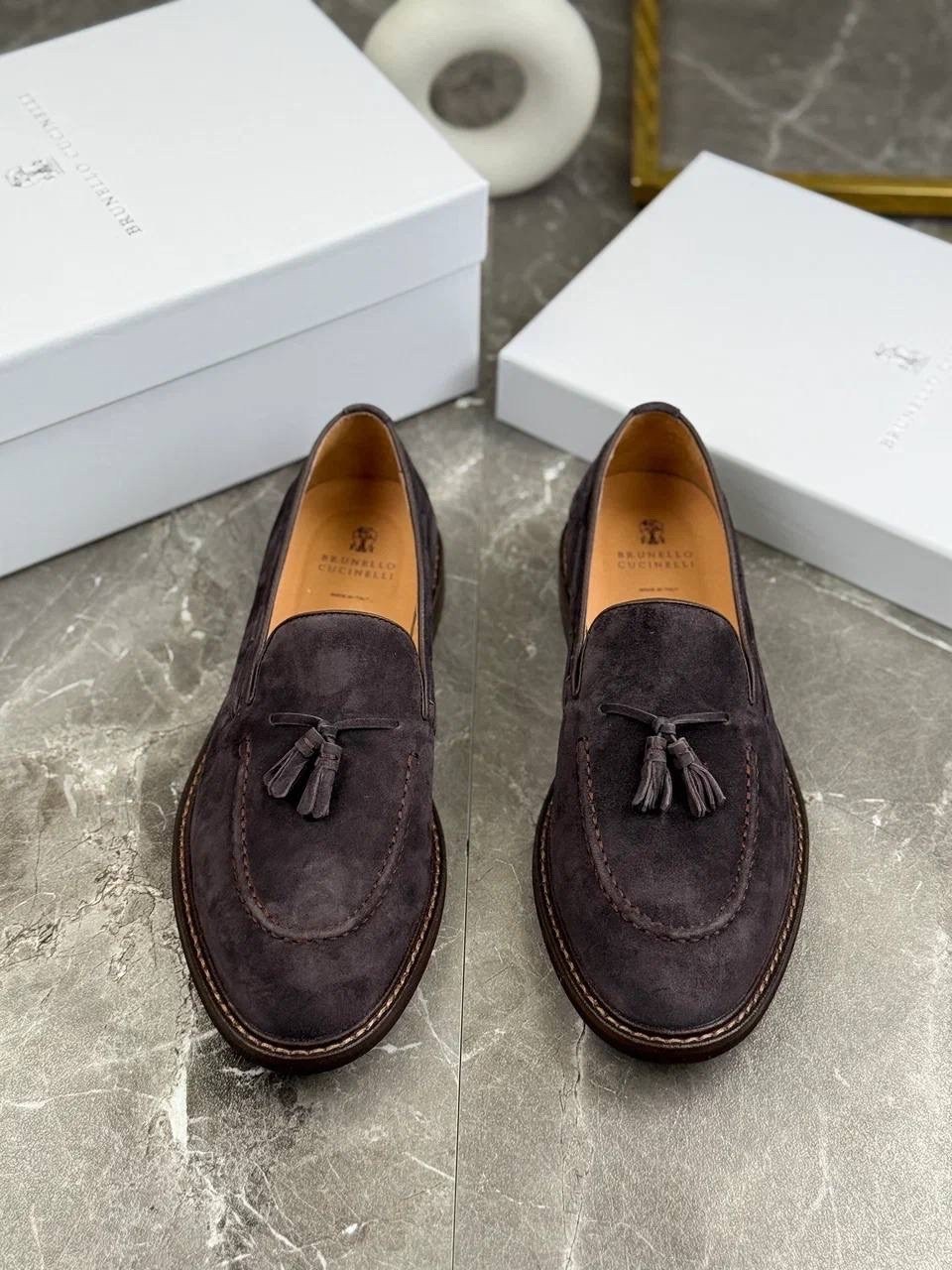 лоферы brunello cucinelli кисточки замшевые,замшевые лоферы brunello cucinelli,мужские замшевые лоферы с кисточкой brunello cucinelli темно-коричневые с прострочкой на подошве,лоферы мужские замшевые