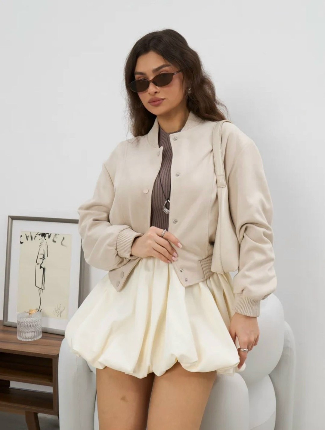 образ с юбкой,бежевая куртка,оверсайз куртка,замшевая куртка