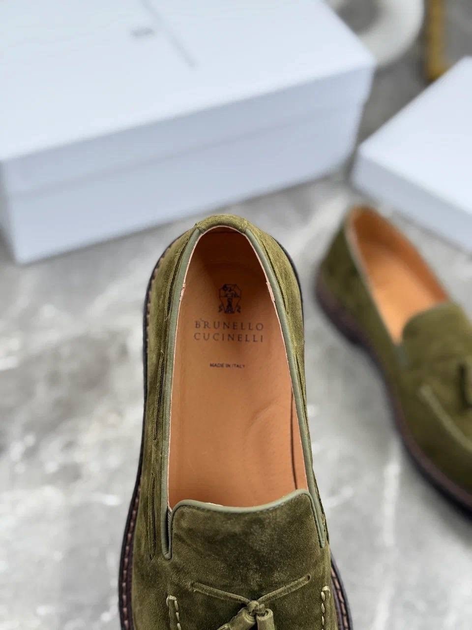 замшевые лоферы с кисточками brunello cucinelli,замшевые лоферы brunello cucinelli,,мужские замшевые лоферы,замшевые женские лоферы loro piana оливковые
