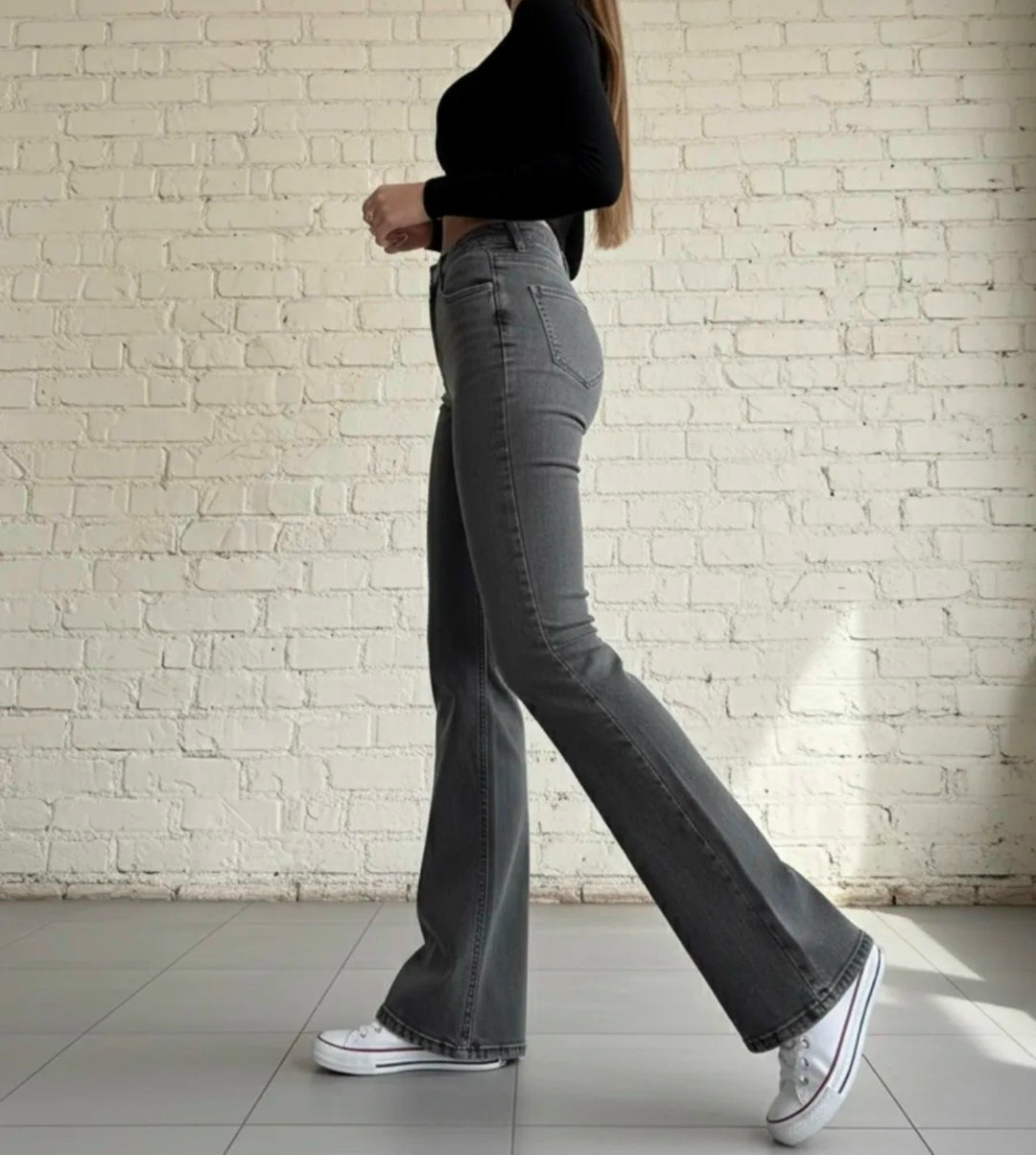серые эластичные расклешенные джинсы для женщин,джинсы клеш,джинсы клеш женские,джинсы-клеш женские с завышенной талией,серые джинсы клеш