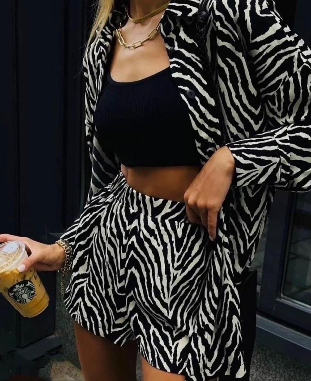 костюм зебра женский с шортами,женский летний костюм двойка зебра с шортами и рубашкой,костюм зебра рубашка шорти,костюм с шортами зебра charmchic,костюм женский