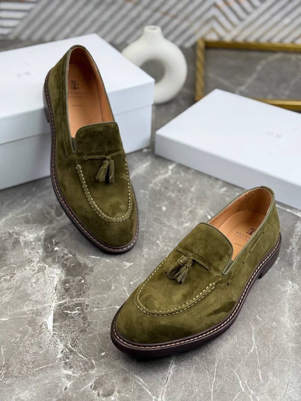 замшевые лоферы с кисточками brunello cucinelli,замшевые лоферы brunello cucinelli,,мужские замшевые лоферы,замшевые женские лоферы loro piana оливковые