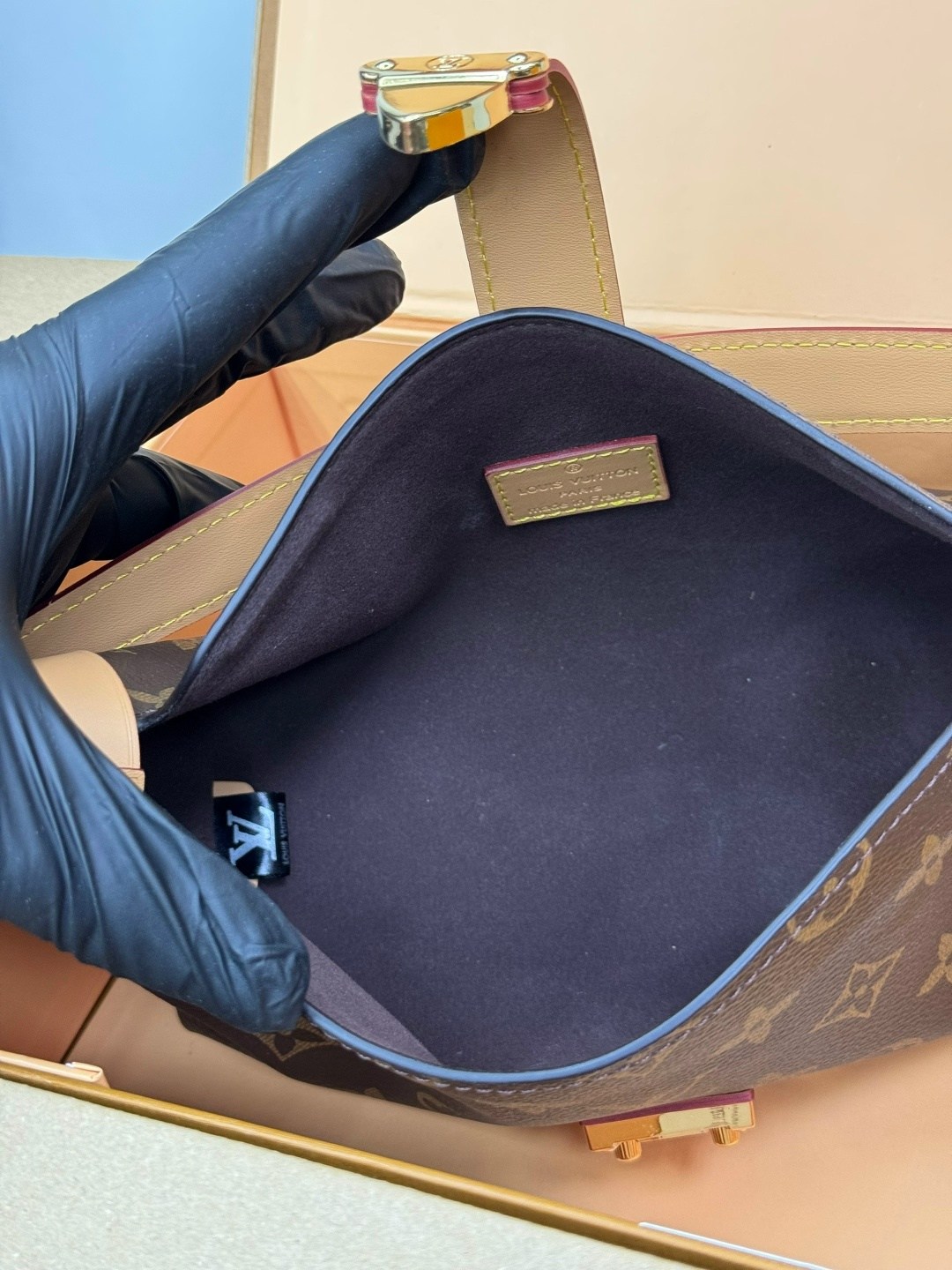 сумка louis vuitton,louis vuitton сумка на плечо,louis vuitton сумка на плечо кросс-боди,louis vuitton женская сумка,сумка louis vuitton c тканевым ремнем и косметичкой