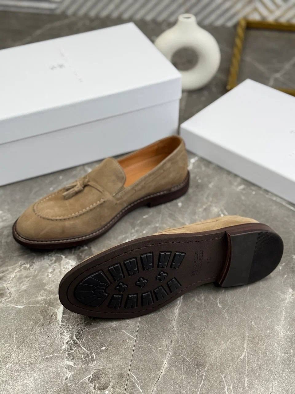 замшевые лоферы brunello cucinelli,замшевые лоферы с кисточками brunello cucinelli,лоферы мужские brunello cucinelli,мужские замшевые лоферы с кисточкой brunello cucinelli коричневые с прострочкой на