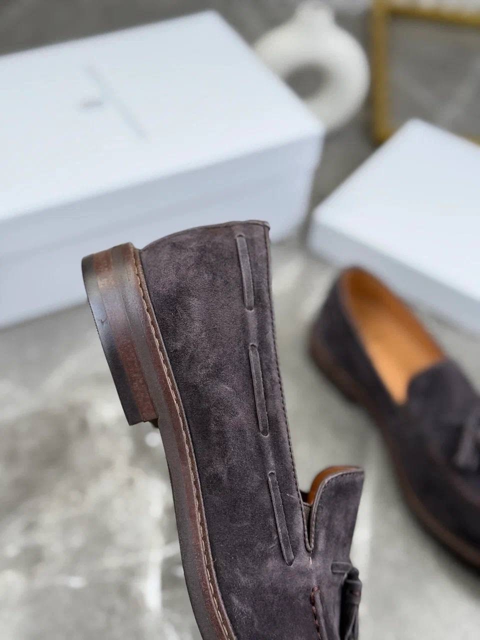 лоферы brunello cucinelli кисточки замшевые,замшевые лоферы brunello cucinelli,мужские замшевые лоферы с кисточкой brunello cucinelli темно-коричневые с прострочкой на подошве,лоферы мужские замшевые