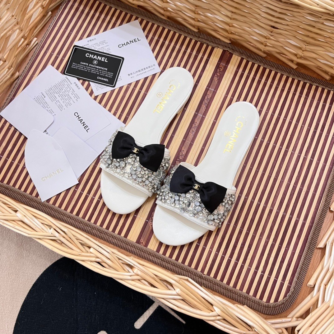 шлепанцы chanel,тапочки chanel,chanel шлепанцы женские,босоножки chanel,модные тапочки