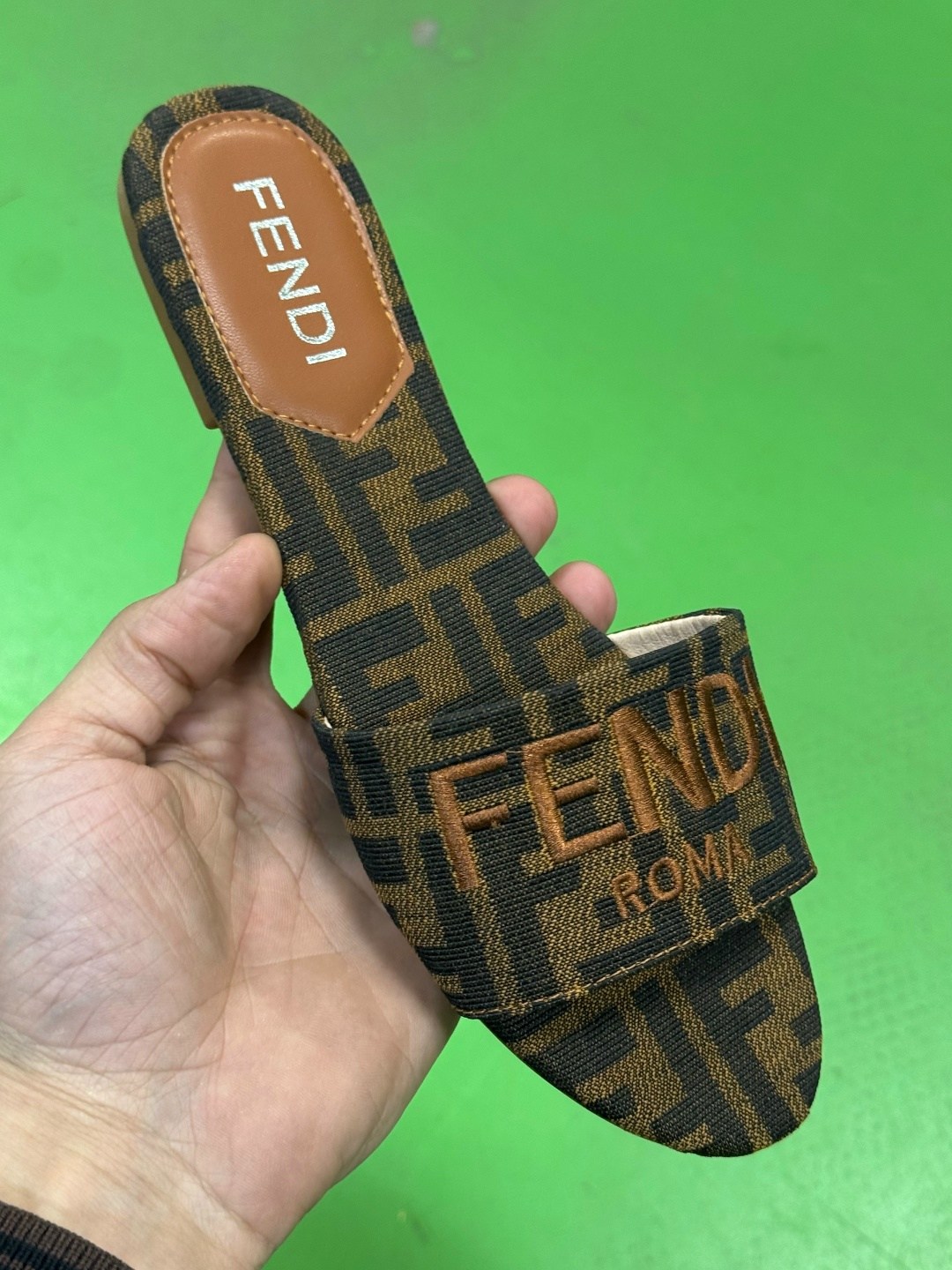 ,женские шлепанцы,модные шлепанцы,тапочки модные,джинсовые босоножки