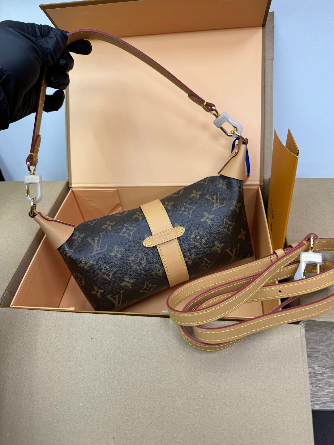 сумка louis vuitton,louis vuitton сумка на плечо,louis vuitton сумка на плечо кросс-боди,louis vuitton женская сумка,сумка louis vuitton c тканевым ремнем и косметичкой