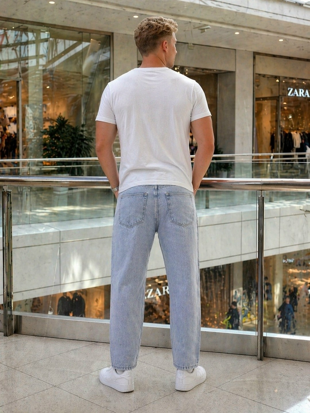 джинсы светлые мужские,мужские джинсы,бананы мужские джинсы,широкие джинсы мужские,мужские образы с джинсами