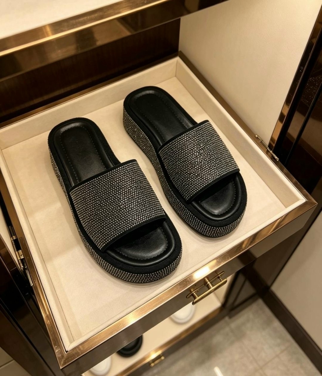 шлепанцы женские,шлепанцы со стразами,,модные шлепанцы,модные тапочки