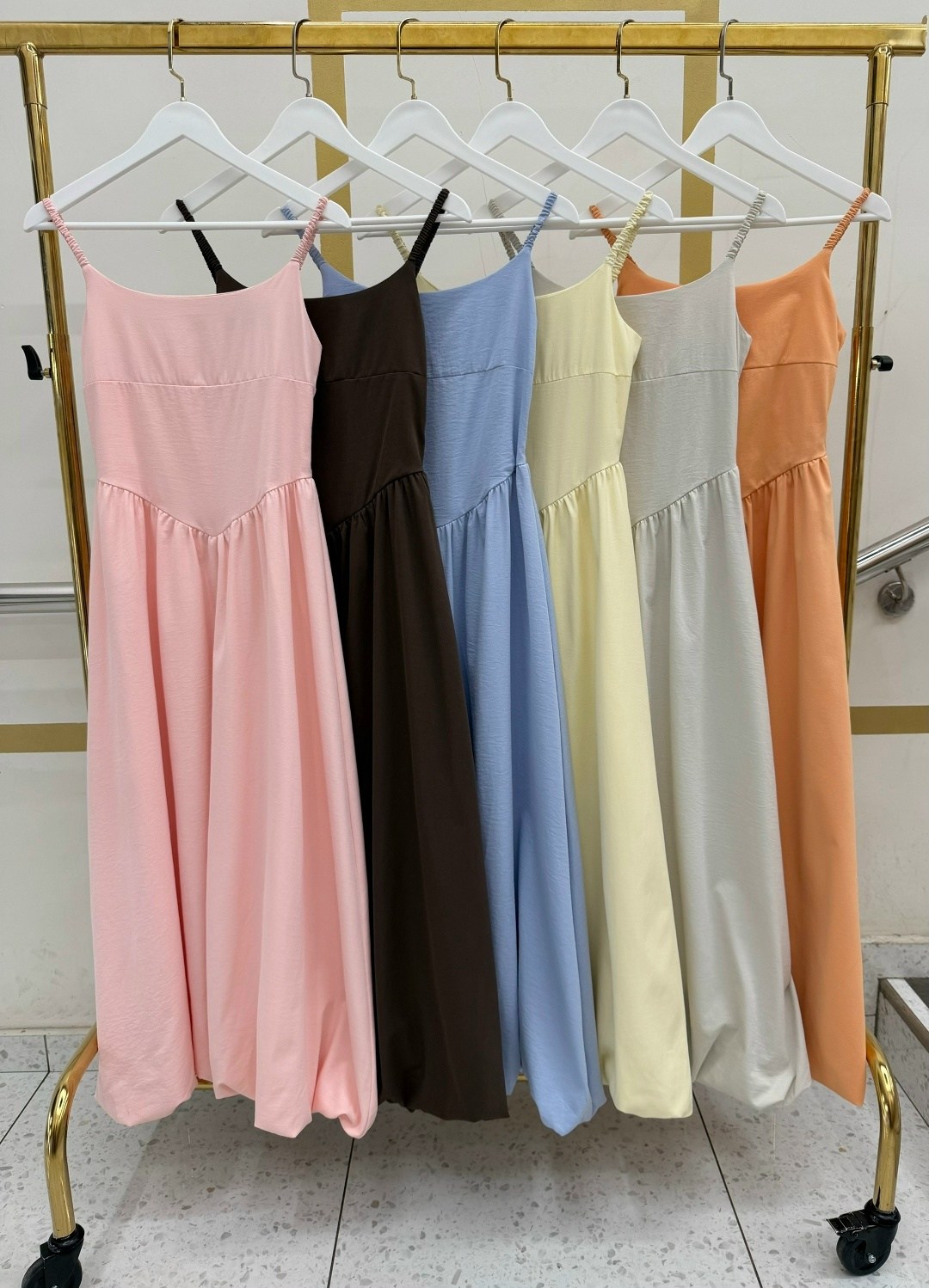 платье миди на бретелях,сарафан,атласное платье,платье средней длины,платье летнее