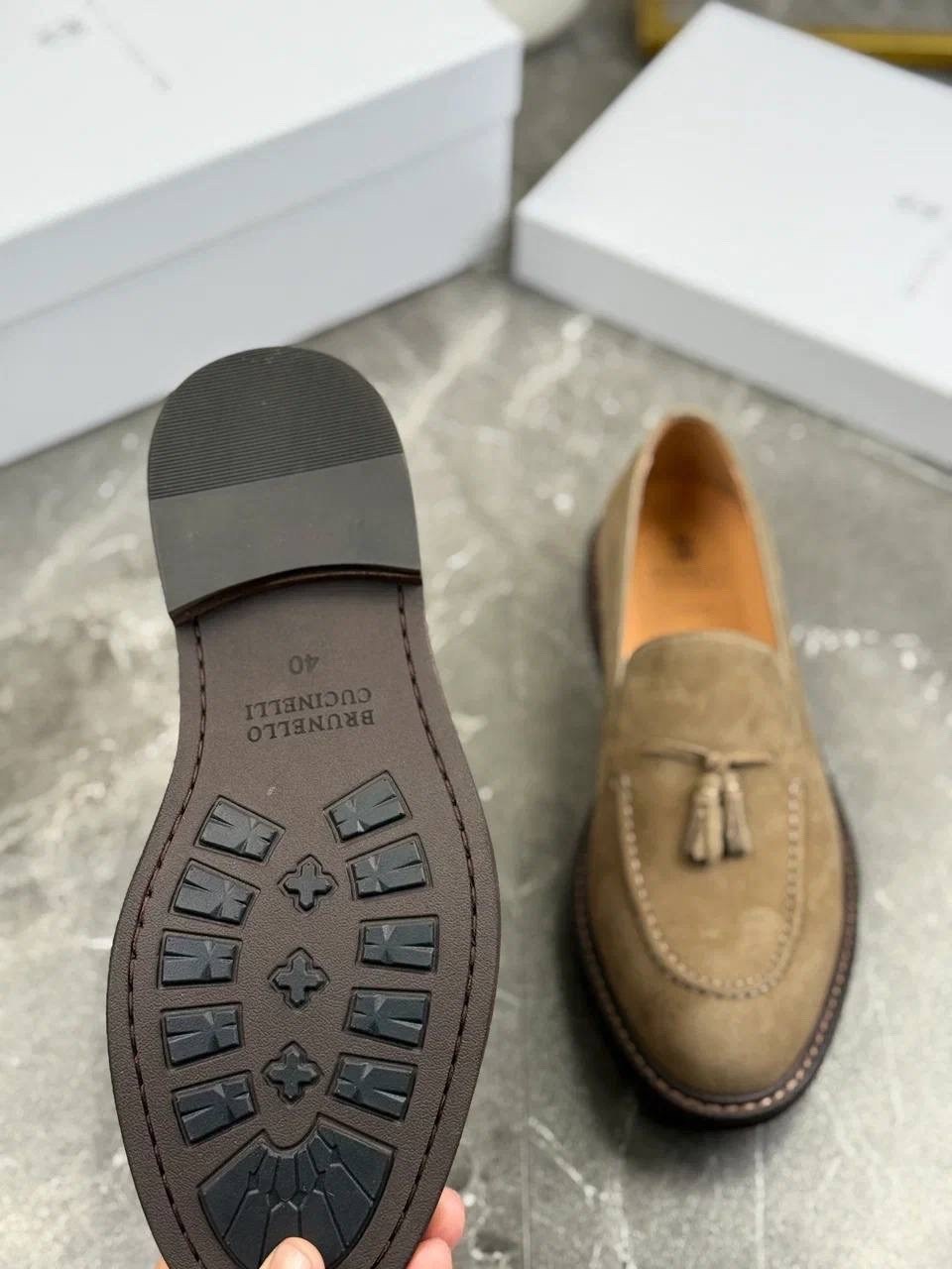 замшевые лоферы brunello cucinelli,замшевые лоферы с кисточками brunello cucinelli,лоферы мужские brunello cucinelli,мужские замшевые лоферы с кисточкой brunello cucinelli коричневые с прострочкой на