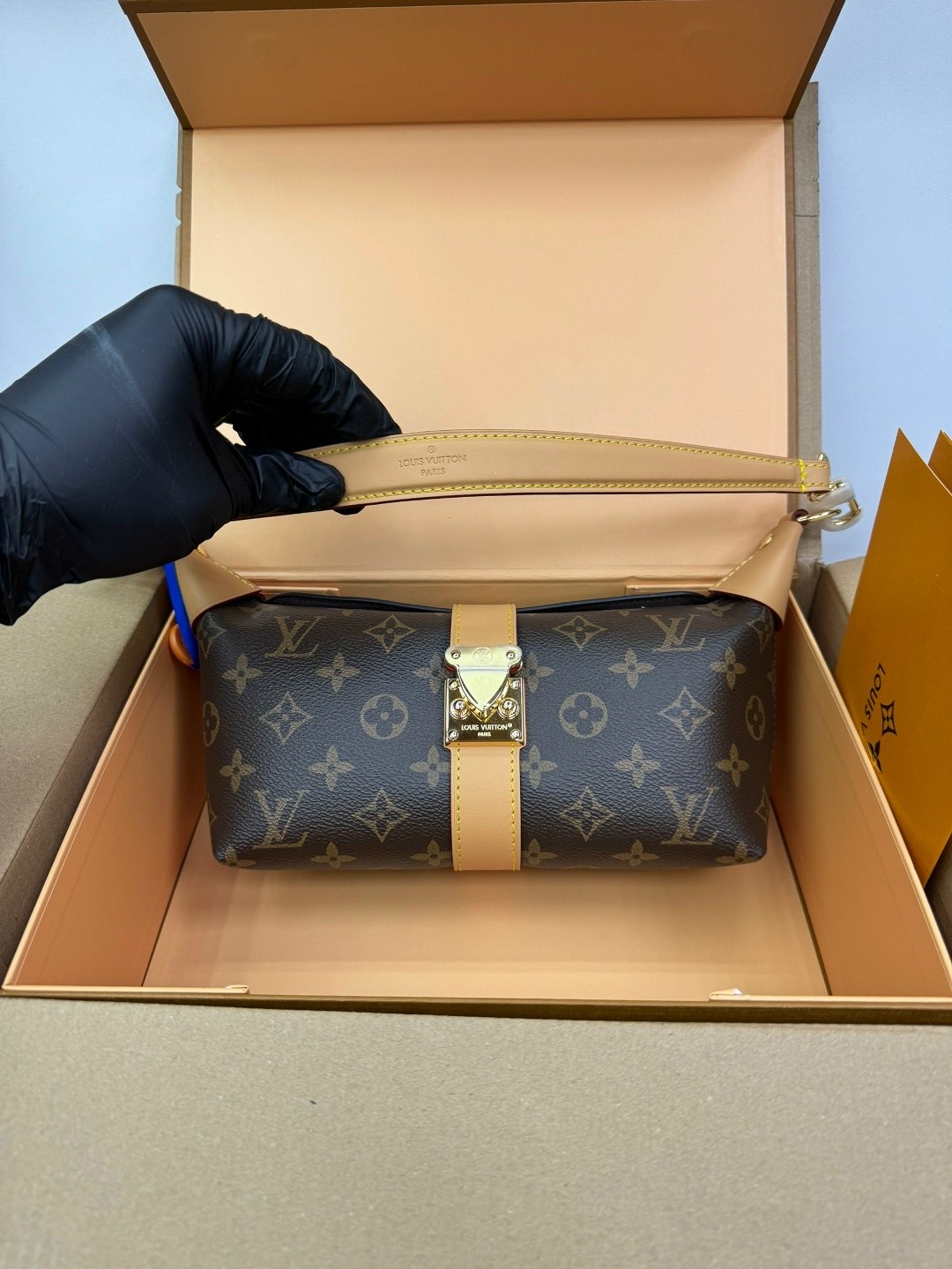 сумка louis vuitton,louis vuitton сумка на плечо,louis vuitton сумка на плечо кросс-боди,louis vuitton женская сумка,сумка louis vuitton c тканевым ремнем и косметичкой