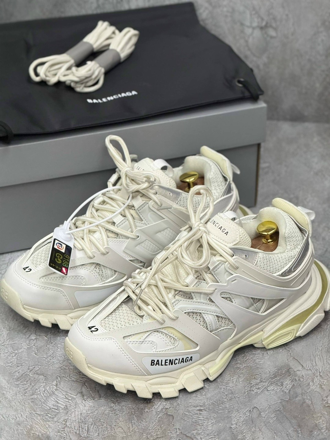 кроссовки balenciaga track,кроссовки balenciaga,кроссовки баленсиага трипл с,кроссовки баленсиага трек белые,кроссовки track trainers 3.0 balenciaga