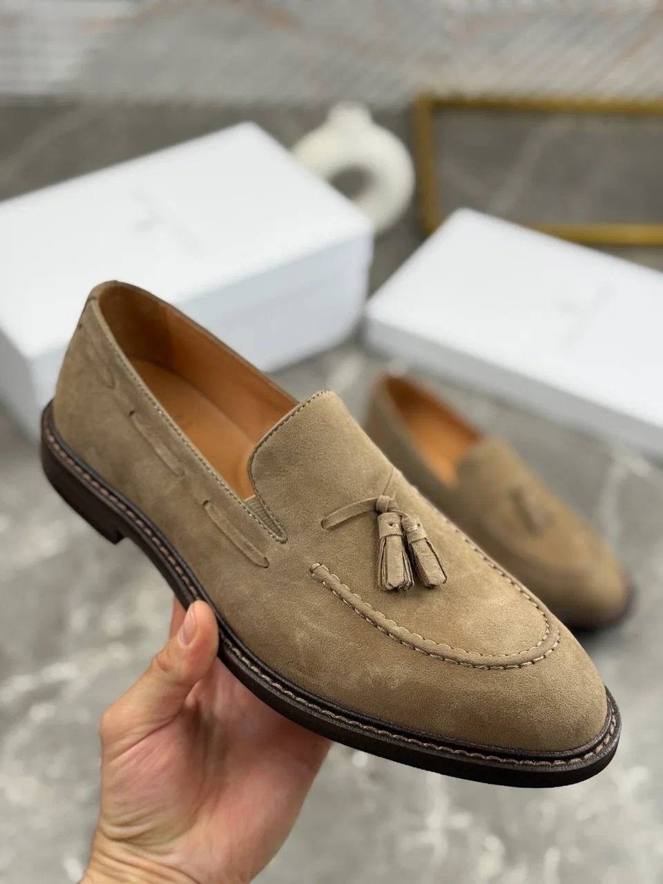 замшевые лоферы brunello cucinelli,замшевые лоферы с кисточками brunello cucinelli,лоферы мужские brunello cucinelli,мужские замшевые лоферы с кисточкой brunello cucinelli коричневые с прострочкой на