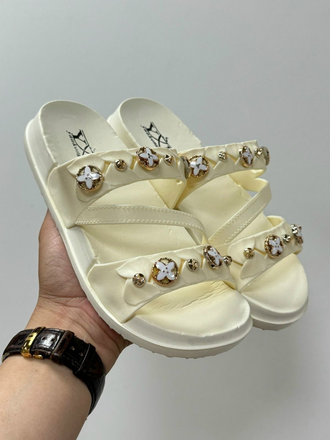 женские шлепанцы,модные шлепанцы,,шлепки женские,женская