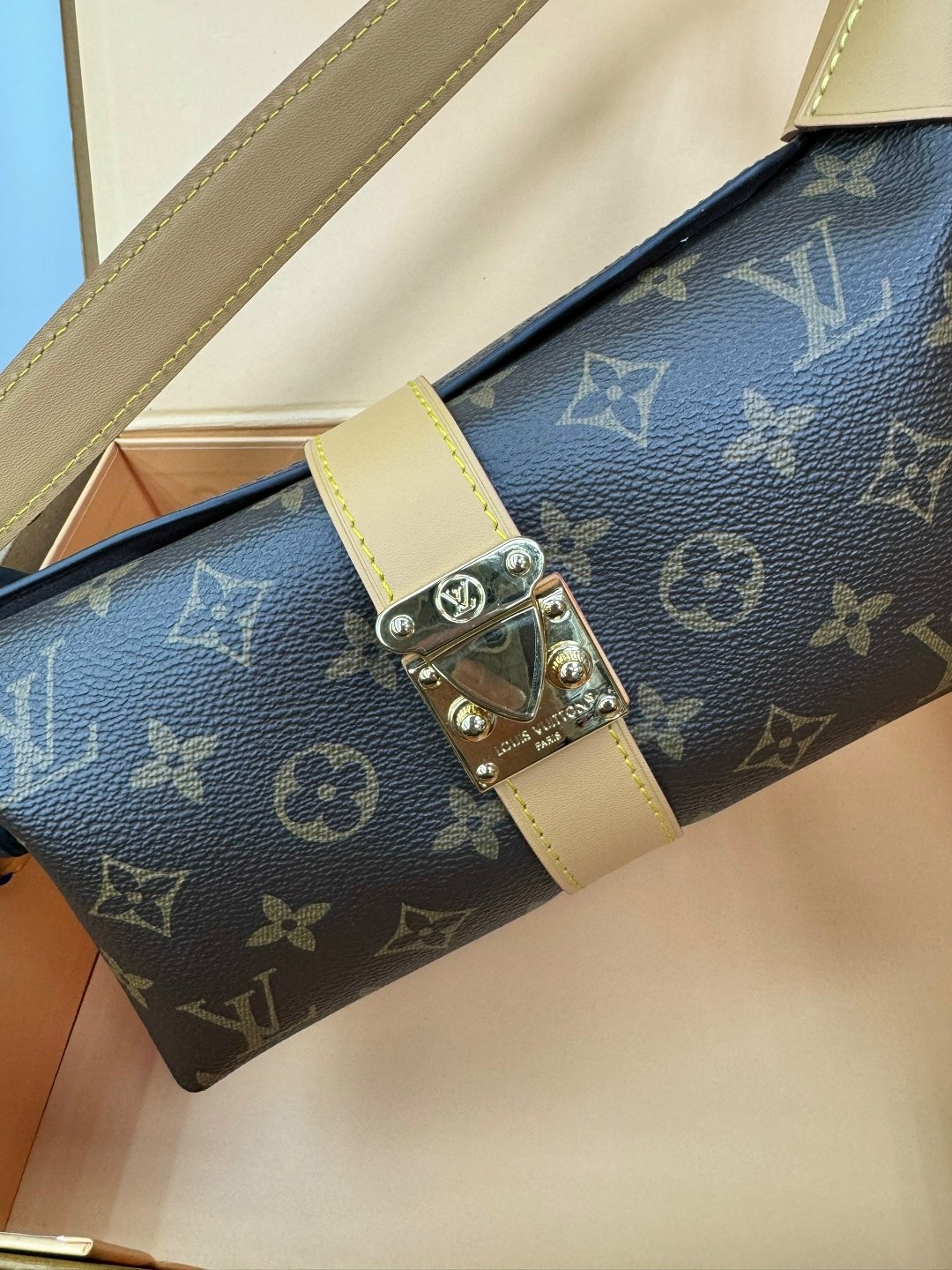 сумка louis vuitton,louis vuitton сумка на плечо,louis vuitton сумка на плечо кросс-боди,louis vuitton женская сумка,сумка louis vuitton c тканевым ремнем и косметичкой