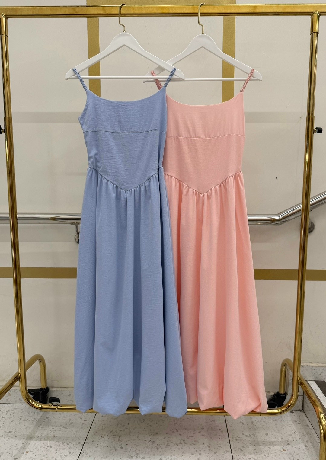 платье миди на бретелях,сарафан,атласное платье,платье средней длины,платье летнее