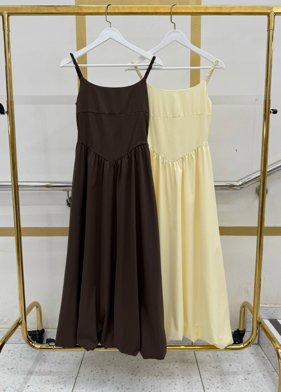 платье миди на бретелях,сарафан,атласное платье,платье средней длины,платье летнее