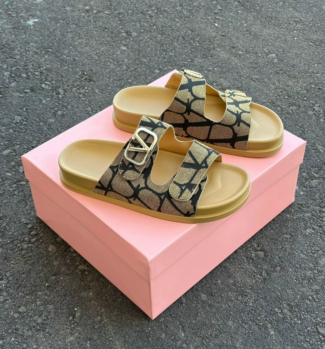 женские шлепанцы,шлепки фенди,сандалии,шлепанцы fendi,тапочки fendi