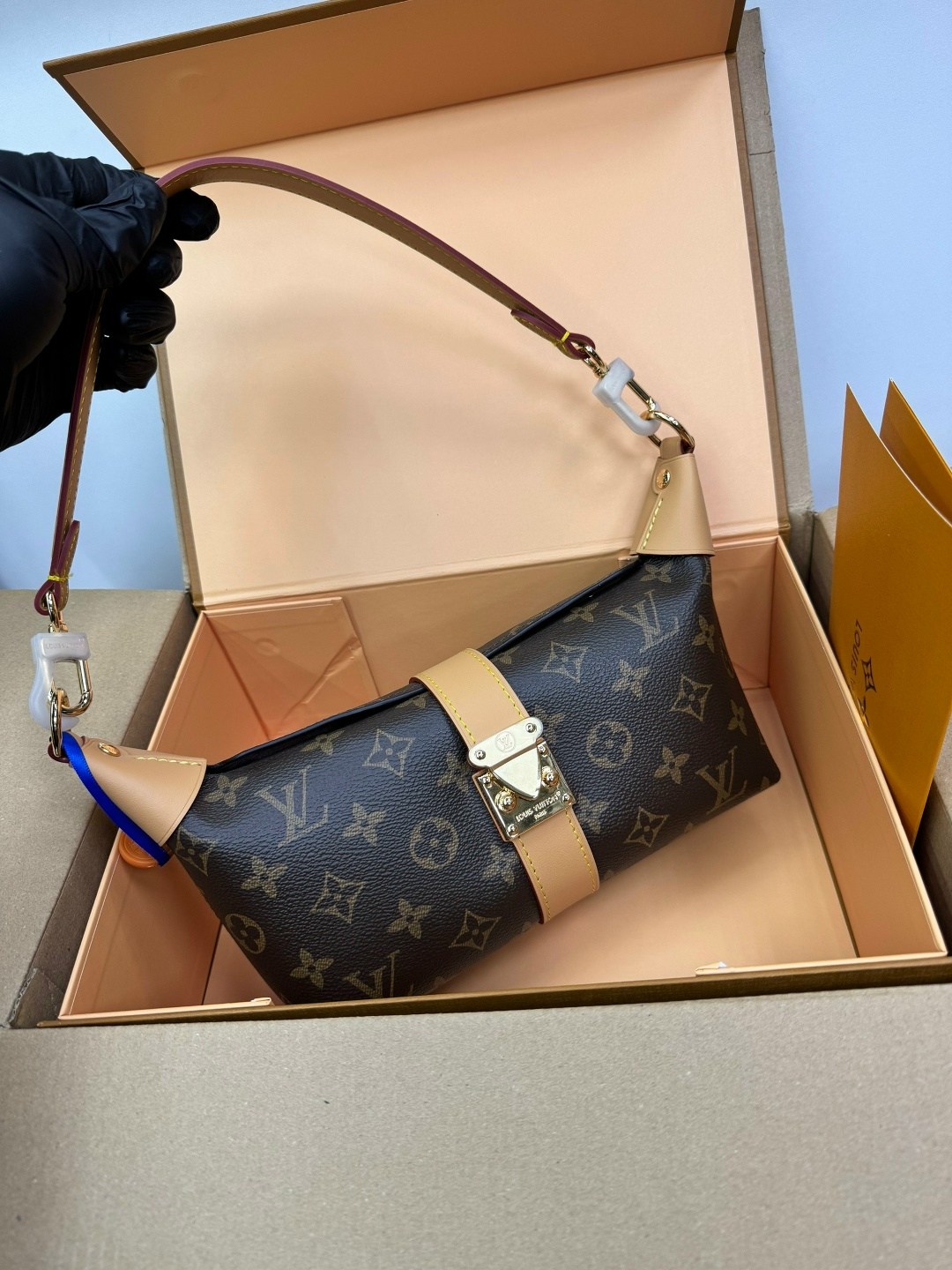 сумка louis vuitton,louis vuitton сумка на плечо,louis vuitton сумка на плечо кросс-боди,louis vuitton женская сумка,сумка louis vuitton c тканевым ремнем и косметичкой