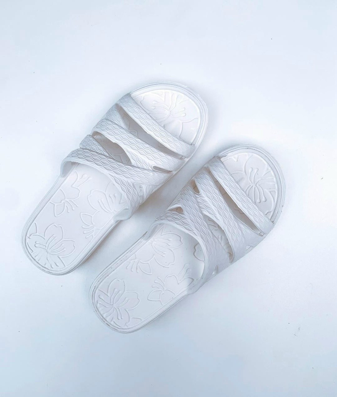 женские шлепанцы,белые шлепанцы,сланцы женские,,шлепанцы сланцы