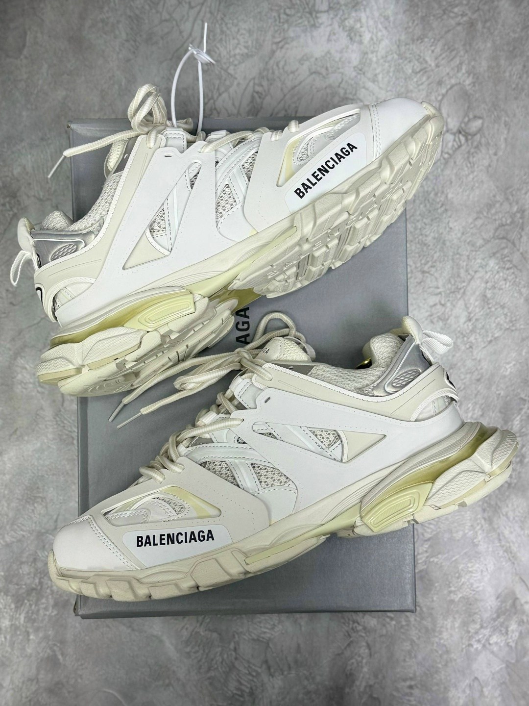 кроссовки balenciaga track,кроссовки balenciaga,кроссовки баленсиага трипл с,кроссовки баленсиага трек белые,кроссовки track trainers 3.0 balenciaga
