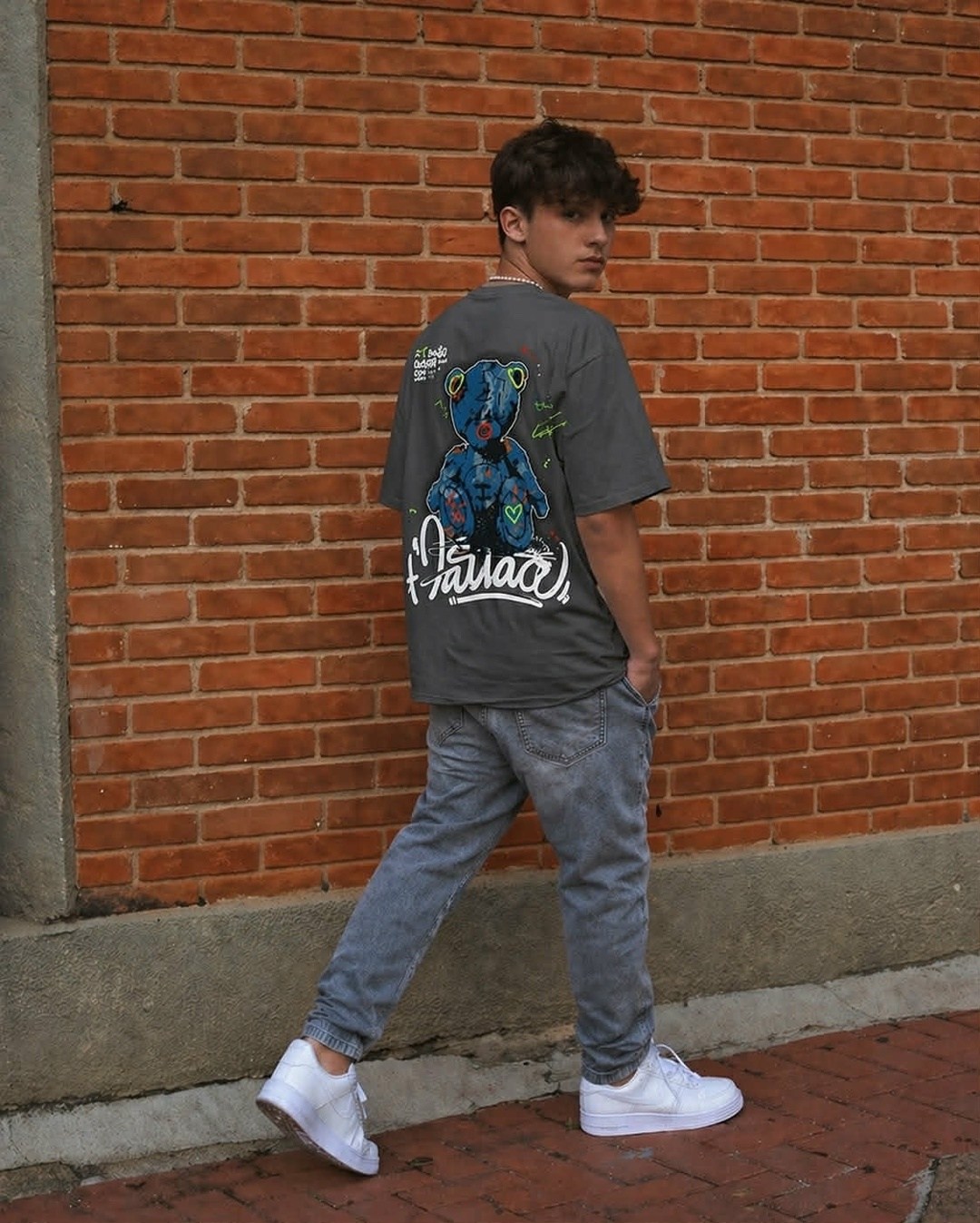 мужской стиль кэжуал,белая футболка оверсайз,мужская мода,оверсайз футболка,стили одежды для парней