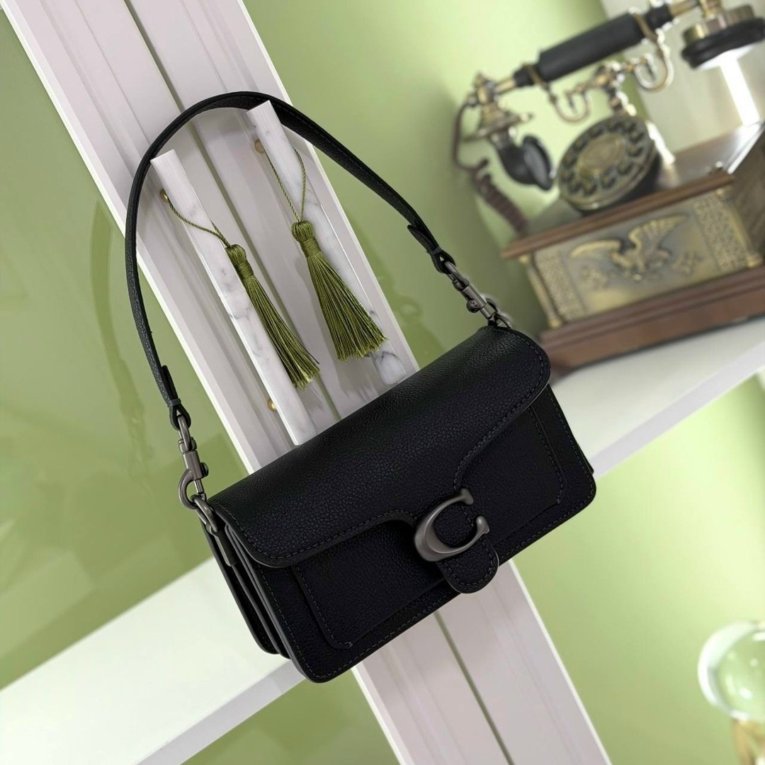 coach сумка на плечо tabby 20 черный,сумка через плечо tabby 26 из зерненой кожи coach черный,сумка polished pebble leather tabby 12 coach черный,женская сумка coach,сумка через плечо coach tabby 20