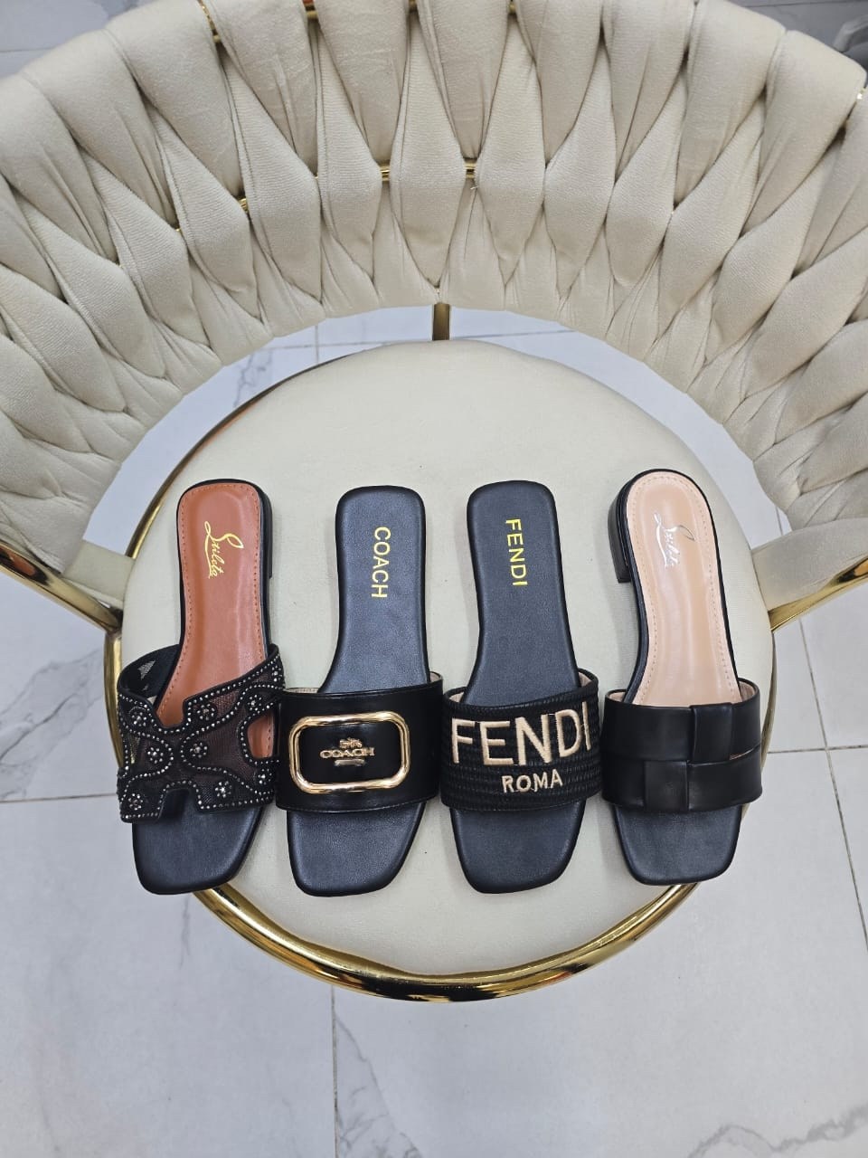 ,шлепанцы женские,модные тапочки,модные шлепанцы,сандалии