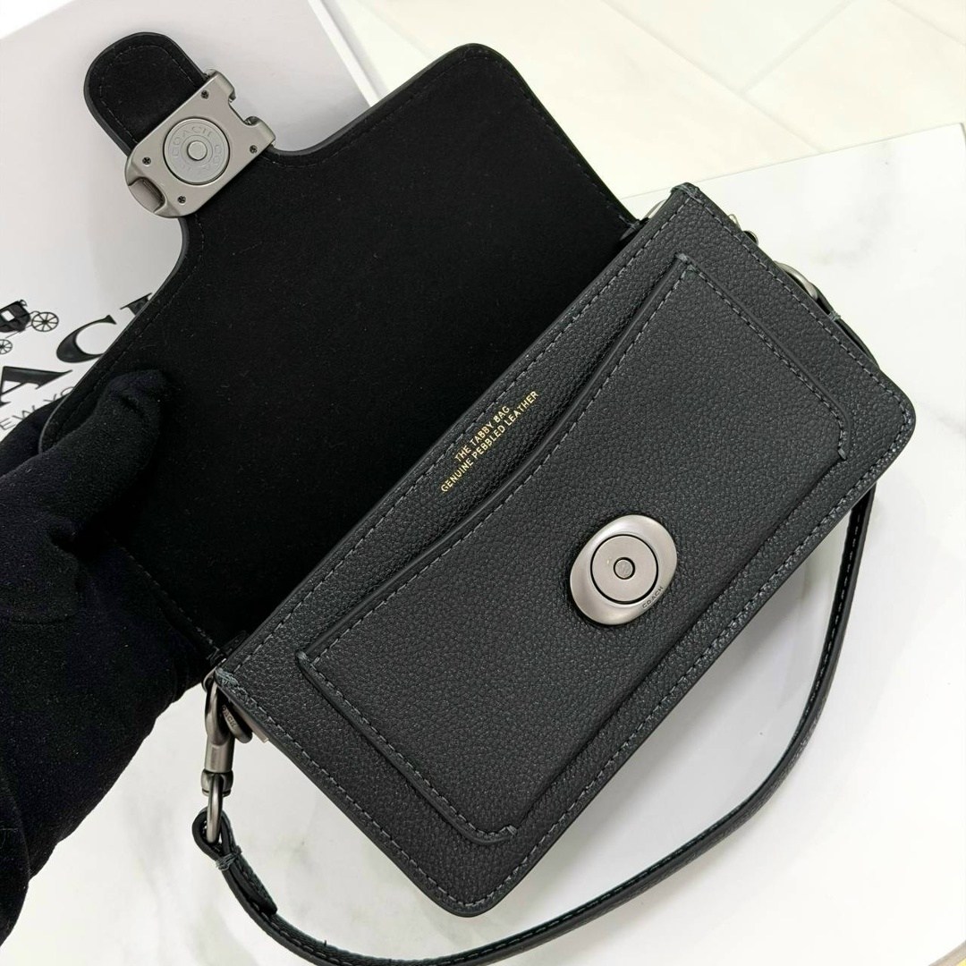 coach сумка на плечо tabby 20 черный,сумка через плечо tabby 26 из зерненой кожи coach черный,сумка polished pebble leather tabby 12 coach черный,женская сумка coach,сумка через плечо coach tabby 20