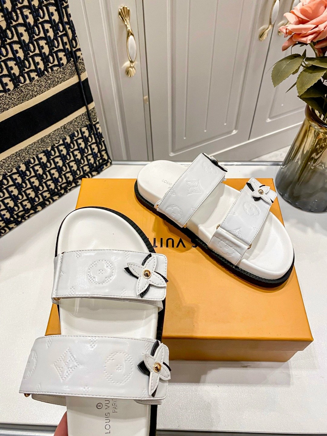 шлепанцы на плоской подошве,босоножки женские луи виттон,сандалии louis vuitton,сандалии женские,сандалии босоножки