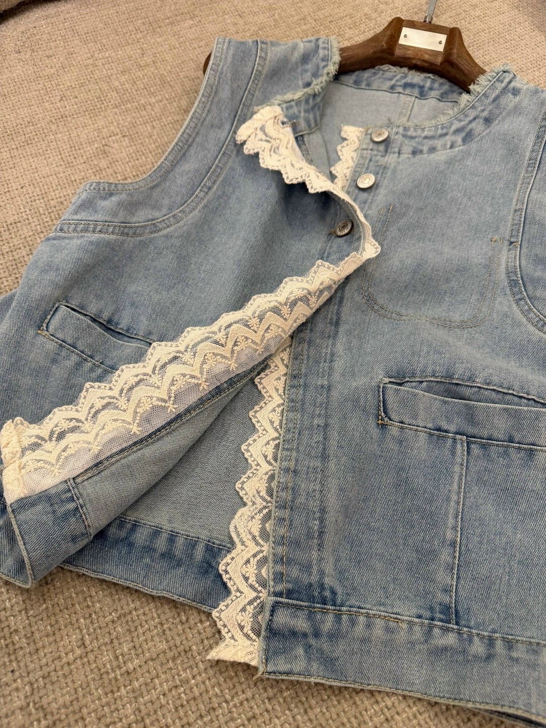 джинсовая жилетка,джинсовый жилет женский,джинсовый жилет,жилет из старых джинсов своими руками для женщины,джинсовая жилетка с карманами