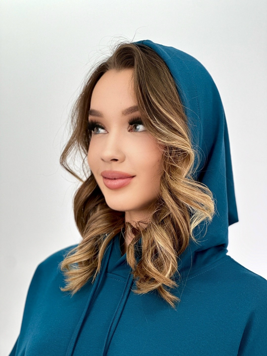 платье с капюшоном,платье-из-футера,платье женской,трикотажное платье,платье женское спортивное