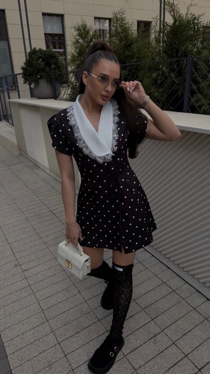 платье в горошек с белым воротником,платье черное в горох с белым воротником,платье с воротником,черное платье с белым воротником,платье с белым воротником и манжетами