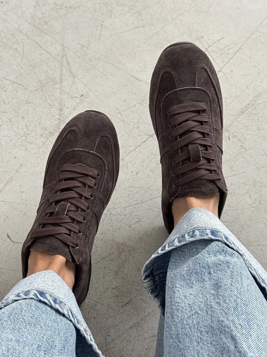 ,замшевые кроссовки,спортивная ,обуви,коричневые кроссовки