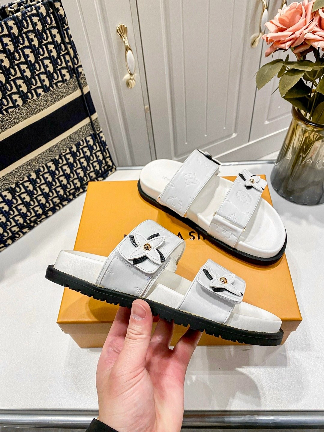 шлепанцы на плоской подошве,босоножки женские луи виттон,сандалии louis vuitton,сандалии женские,сандалии босоножки