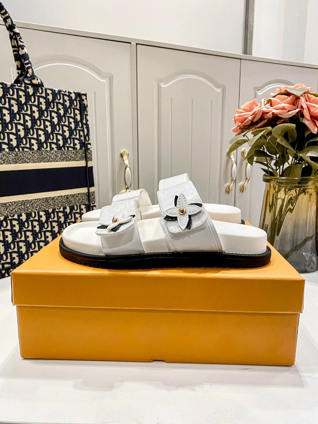 шлепанцы на плоской подошве,босоножки женские луи виттон,сандалии louis vuitton,сандалии женские,сандалии босоножки