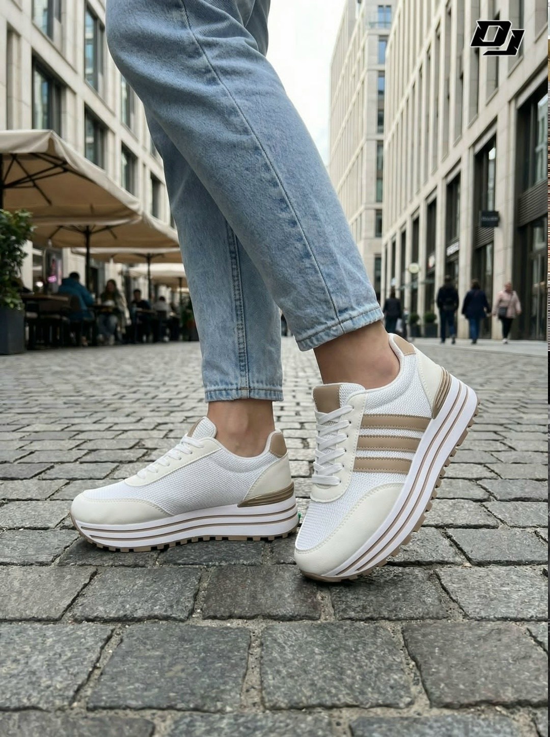 девушки в адидасе,модные позы,красива девушка,девушка в спортивном костюме