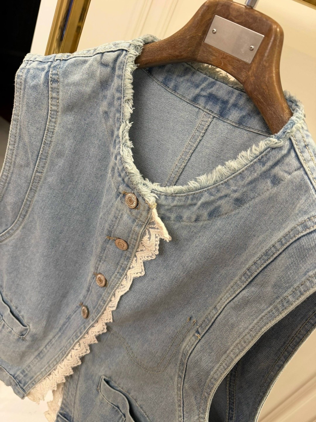 джинсовая жилетка,джинсовый жилет женский,джинсовый жилет,жилет из старых джинсов своими руками для женщины,джинсовая жилетка с карманами