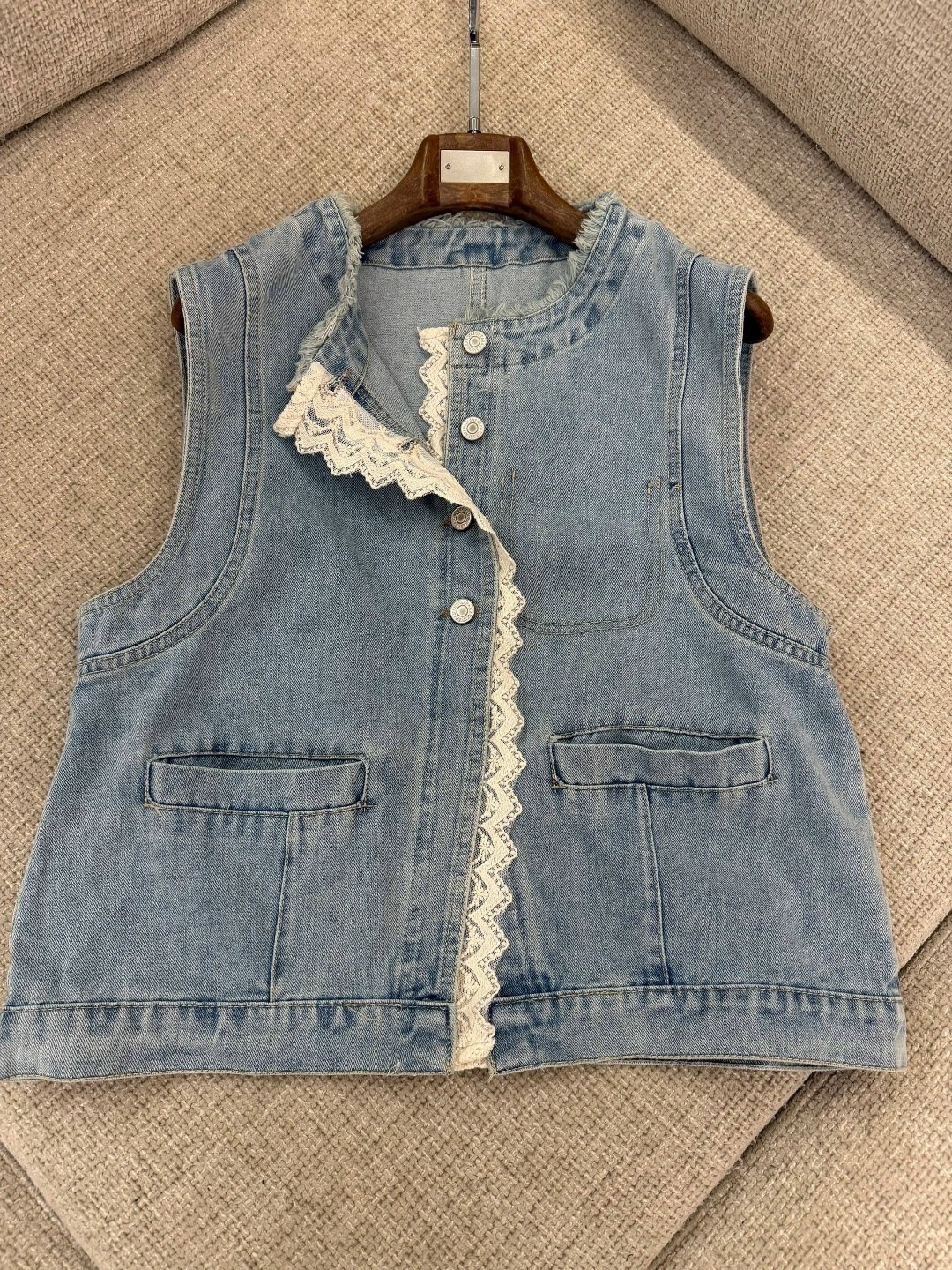 джинсовая жилетка,джинсовый жилет женский,джинсовый жилет,жилет из старых джинсов своими руками для женщины,джинсовая жилетка с карманами