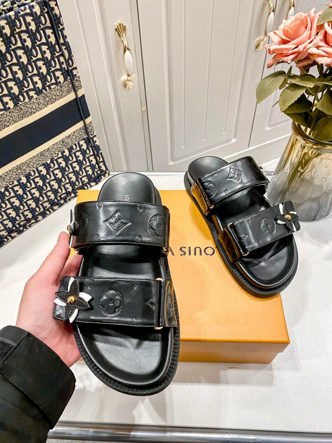 луи виттон шлепки,,луи виттон тапки,сандалии louis vuitton,шлепанцы louis vuitton