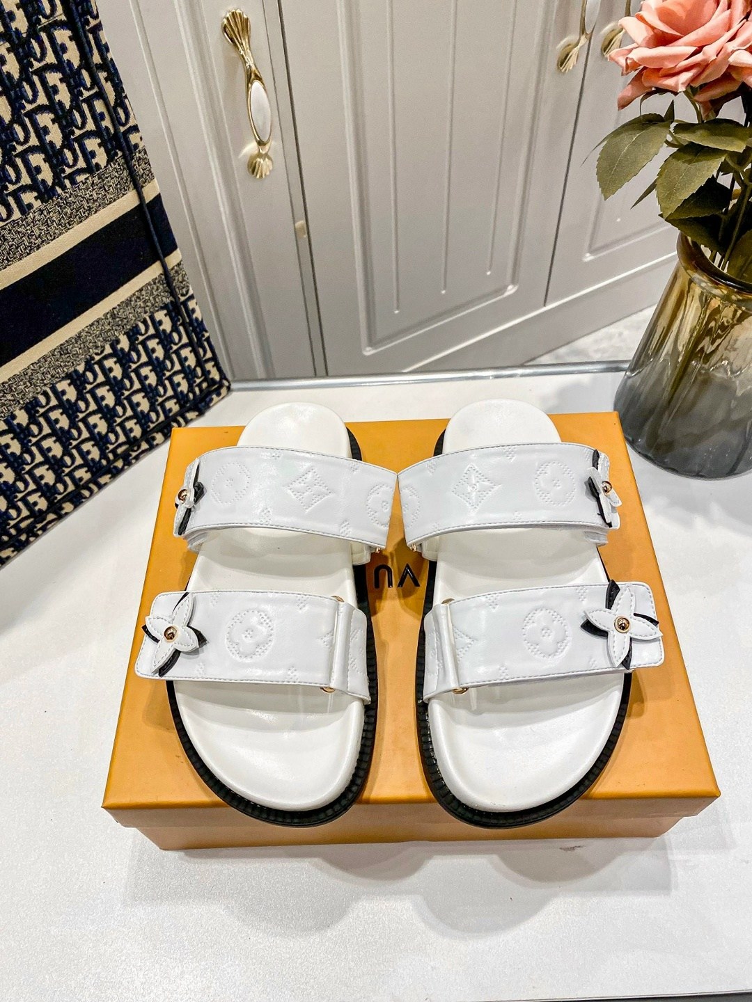 шлепанцы на плоской подошве,босоножки женские луи виттон,сандалии louis vuitton,сандалии женские,сандалии босоножки