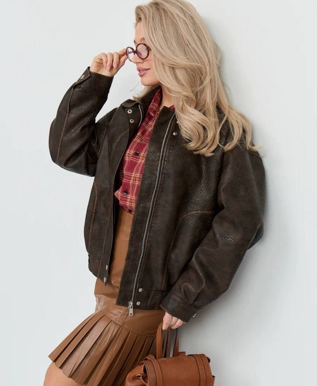 кожаные куртки,женские кожаные куртки,куртка женская бомбер,коричневая кожаная куртка,куртка замшевая бомбер оверсайз на осень