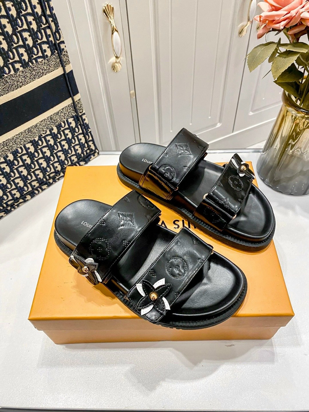 луи виттон шлепки,,луи виттон тапки,сандалии louis vuitton,шлепанцы louis vuitton